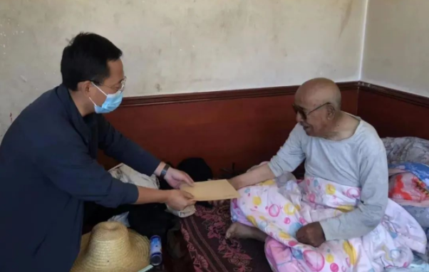 金年会-金年会（中国）一站式体育服务平台
赴帮扶村对接工作并慰问困难党员(图2)